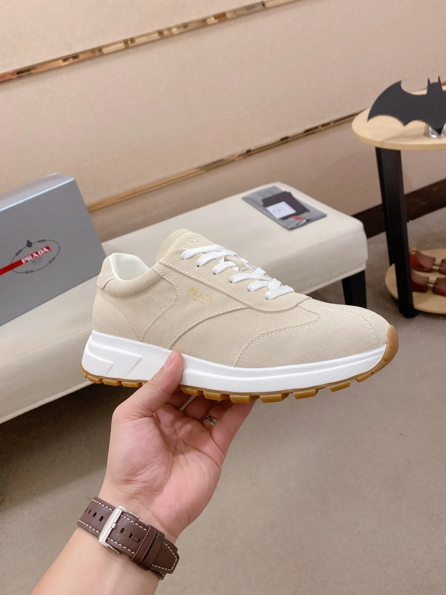 Men's shoes 💰 580💰 ✔️✔️✔️High version High-quality new PRADA counters are launched simultaneously. The new men's shoes and 😘fabric are selected suede cowhide and are made by pure handicrafts. Lining: Full cowhide lining. 👍🏿 High-end ☄️ air-cushion molded anti-slip rubber outsole, exquisite lines, simple and elegant, comfortable and high-end for leisure travel. Code number: 38 to 44